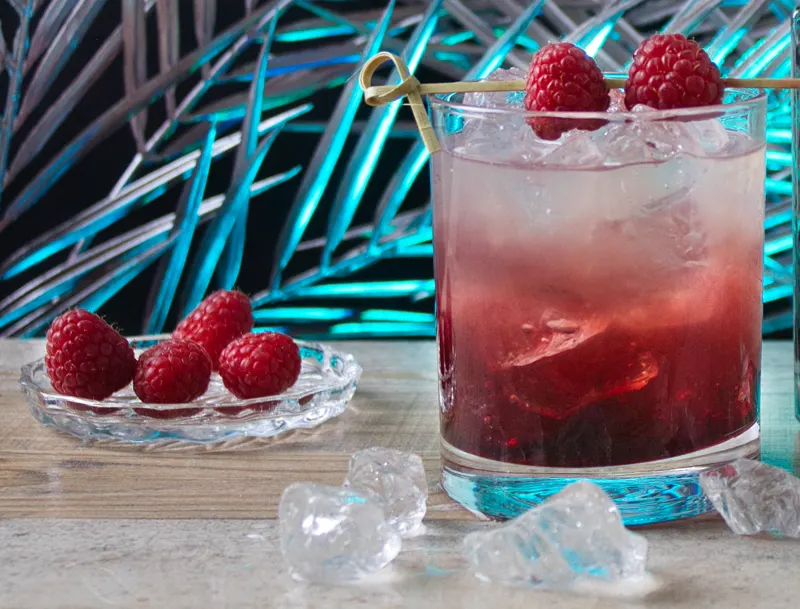 Bramble mit Crushed Ice, garniert mit Beeren