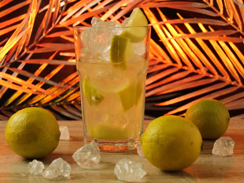 Caipirinha mit Limetten und Crushed Ice