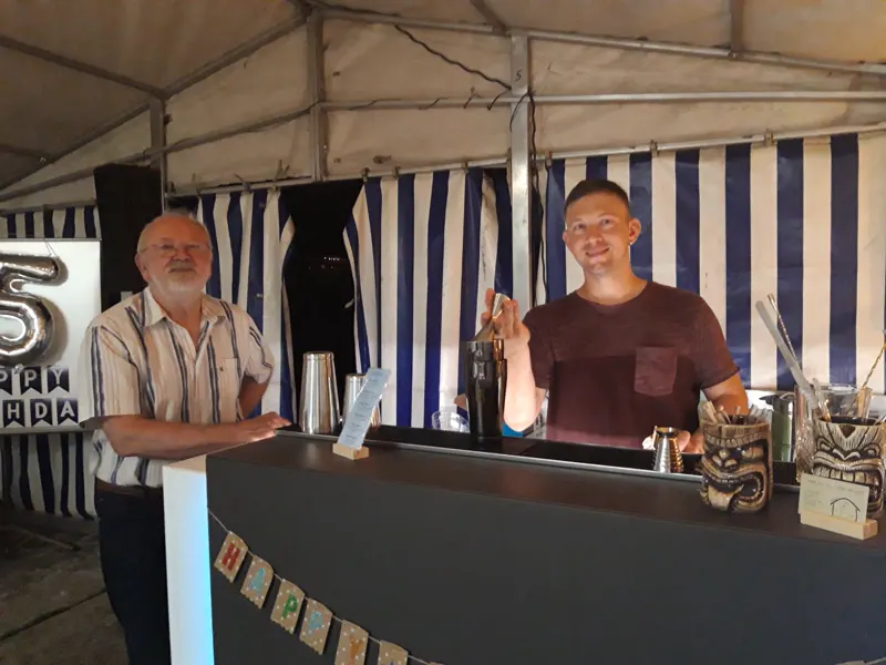 Mobile Cocktailbar in einem Festzelt