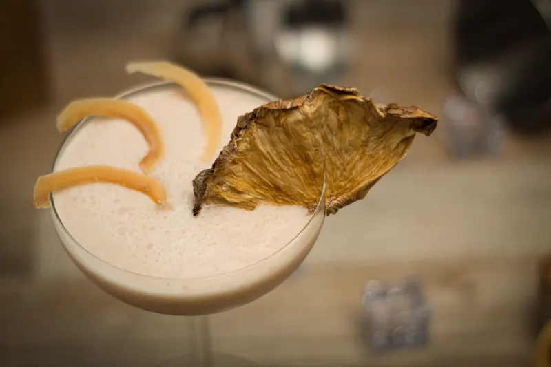 Cremiger Cocktail mit getrockneter Fruchtgarnitur