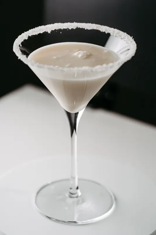 Cremiger Cocktail im Martiniglas mit Zuckerrand