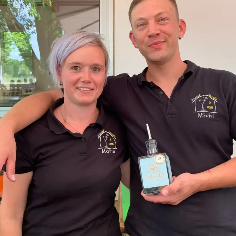 Maria und Michael in ihren UnfassBar-Shirts