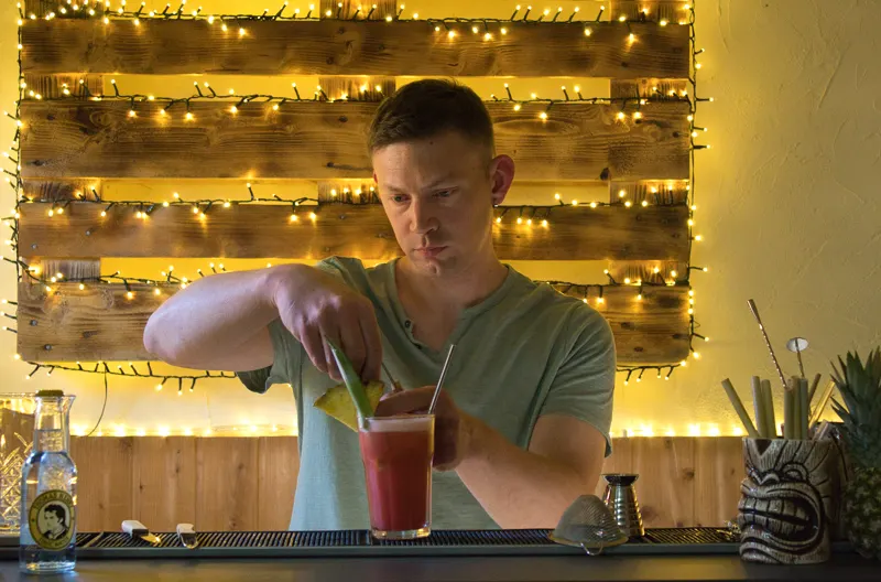 Michael mixt an der Bar einen Cocktail