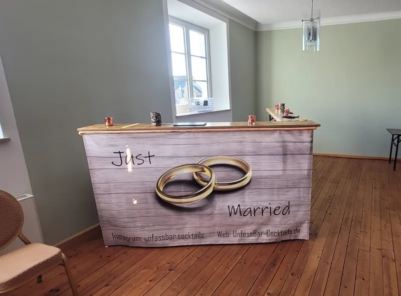 Mobile Bar mit „Just Married“-Verkleidung für eine Hochzeit