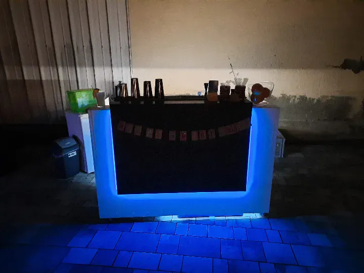 Mobile Bar mit blauer LED-Beleuchtung
